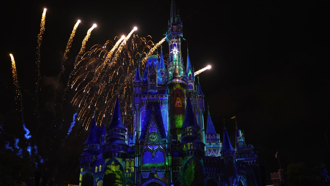 Castelo da Cinderela iluminado com fogos — Disney, Orlando