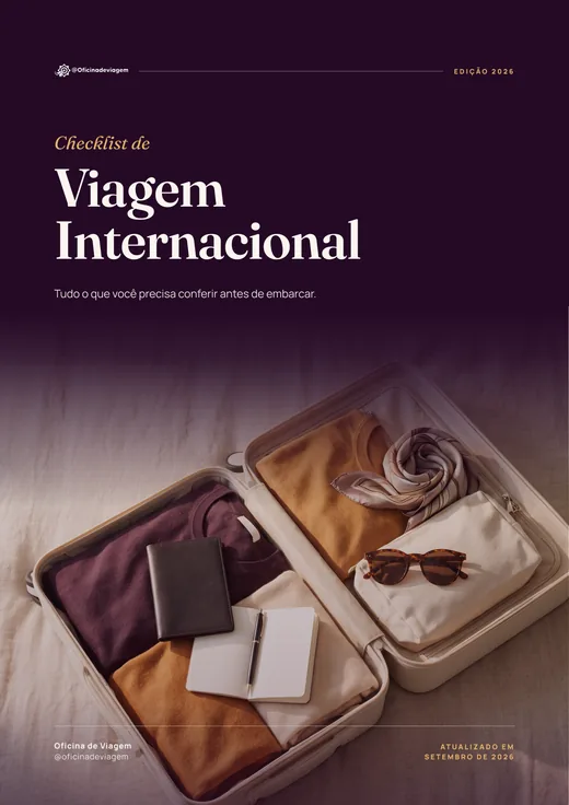 Capa do Kit Embarque Seguro – Checklist de Viagem Internacional: mala aberta com roupas, passaporte e óculos